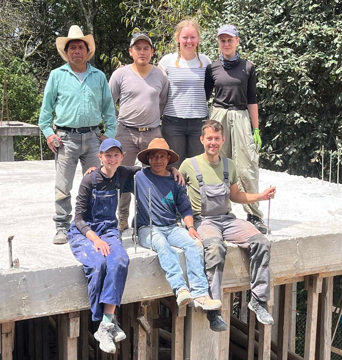 Mit ihren guatemaltekischen Kollegen sind hier Maximilian Horstmann (vorne r.), Lena Nonnast (vorne l.) Luzie Deschan und Elisabeth Evers (hinten v.r.) zu sehen.