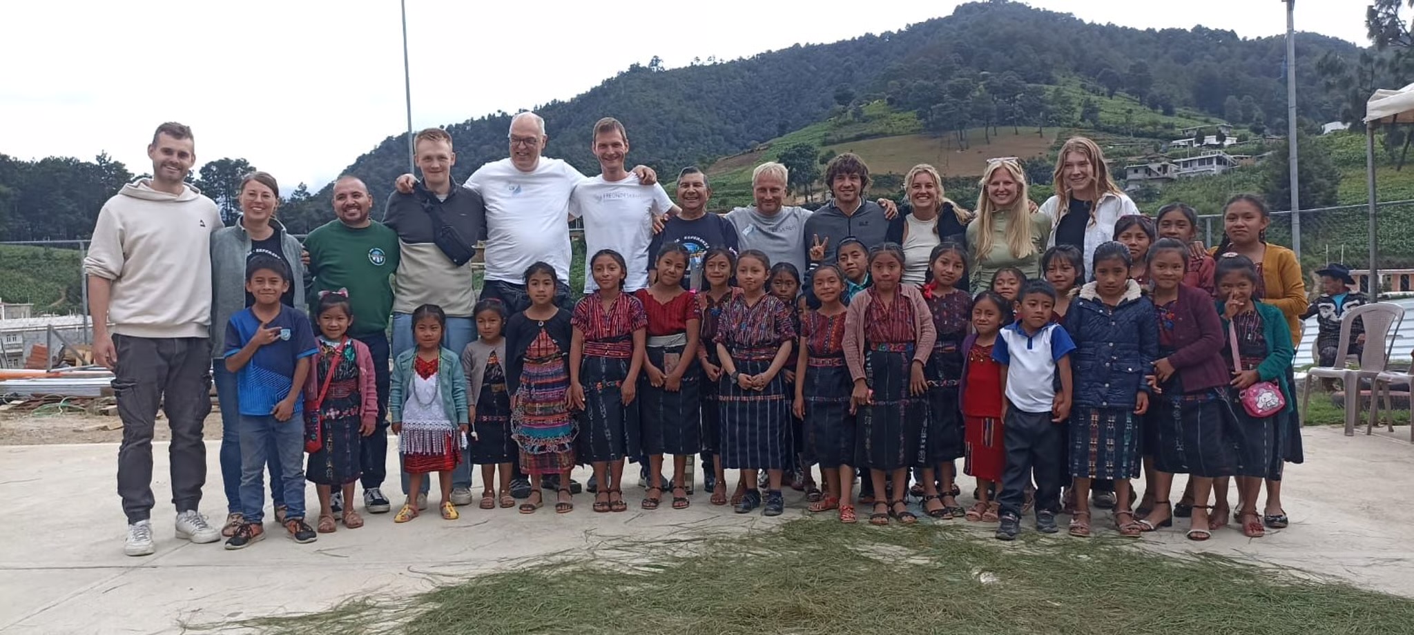 Gruppenfoto bei Schulerweiterung in La Guadalupana